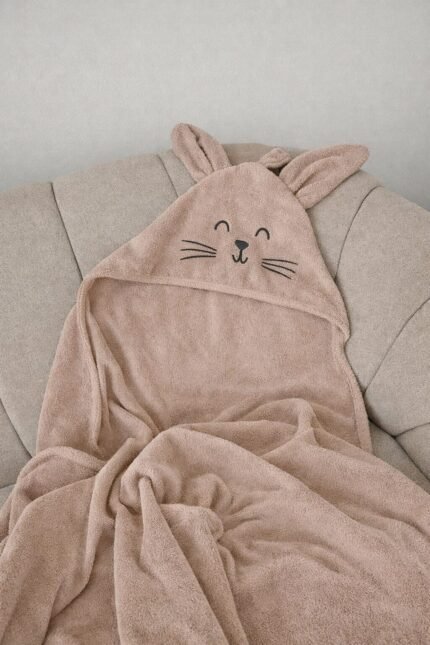 Rankšluostis kūdikiui su gobtuvu